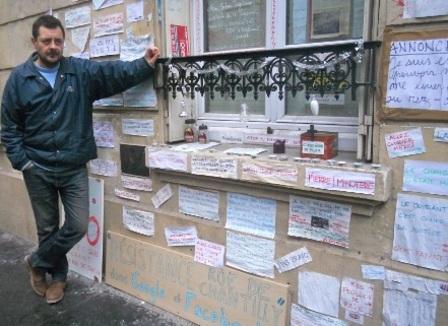 Jérôme, 46 ans,  expose le journal intime de sa vie sur les murs de son appart' 