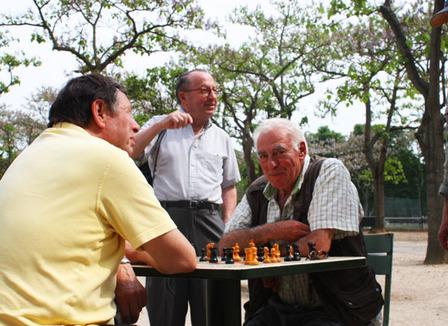 Avec les retraités du jardin du Luxembourg, entre deux parties d'échecs: «Que chacun cotise à sa sauce, c'est ça la solution!»