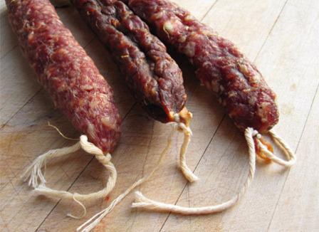 Les jeunes identitaires et leur apéro saucisson surfent sur le buzz