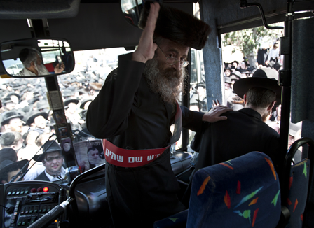 Photo-reportage : A Jérusalem, 100.000 juifs religieux manifestent contre la Cour Suprême