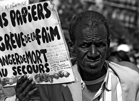 Eric Besson assouplit la régularisation des sans-papiers par le travail