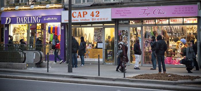 A la sortie du métro Château d’Eau, impossible de manquer les coiffeurs.
