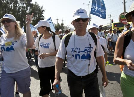 Photo-reportage: Les parents de Guilad Shalit marchent vers Jérusalem 