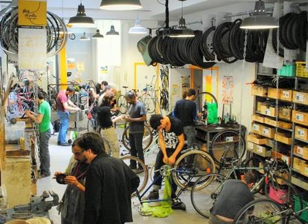Les ateliers de réparation de vélos victimes de leur succès