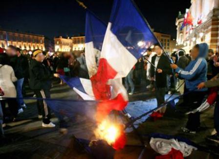 Pourquoi MAM est-elle passée par un décret pour punir l'outrage au drapeau ?