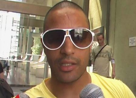 Drapeau de Villeneuve Saint-Georges: un prévenu en lunettes de soleil et un avocat tout émoustillé