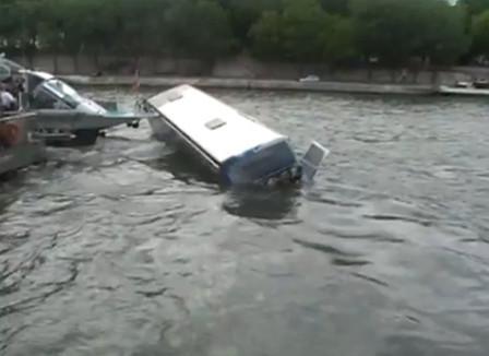 Vidéo: un bus dans la Seine, sous le Pont d'Iéna