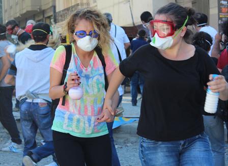 Photos : La police turque essaie de reprendre de force la place Taksim 