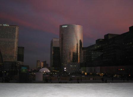 Face aux forces de l'ordre, les tentes des Indignés de la Défense tiennent 3 secondes