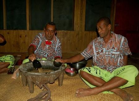 David profite de son voyage de noces en Nouvelle-Calédonie pour tester le kawa