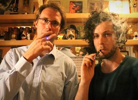 A Paris, un vapor lounge pour les fumeurs de cigarette électronique